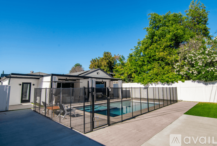 Los Angeles House: 18328 Bessemer St