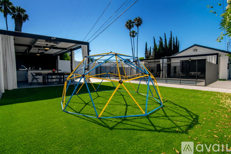 Los Angeles House: 18328 Bessemer St