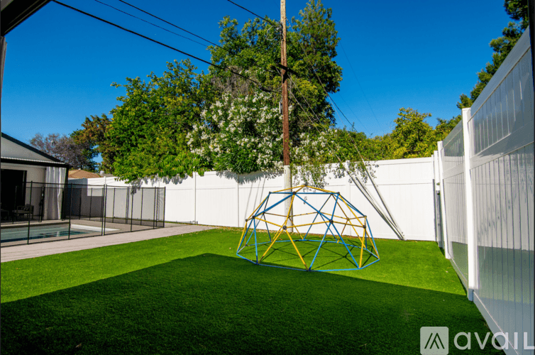 Los Angeles House: 18328 Bessemer St