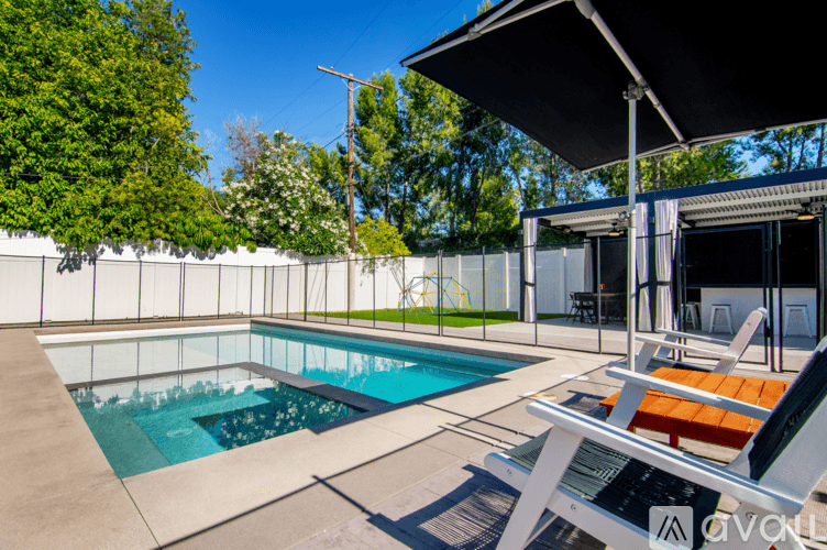 Los Angeles House: 18328 Bessemer St