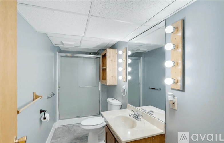 Wayzata House: 16100 Gleason Lake Road
