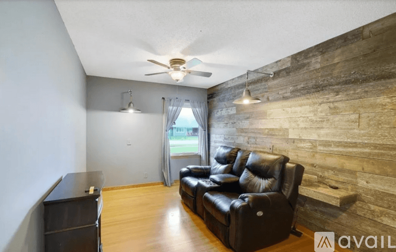 Wayzata House: 16100 Gleason Lake Road