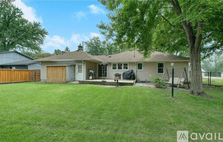 Wayzata House: 16100 Gleason Lake Road