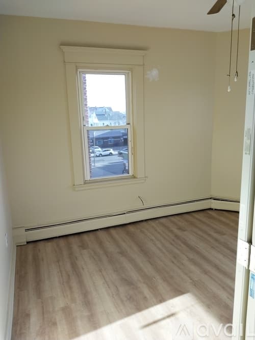 New Bedford Apartment: 116 County St