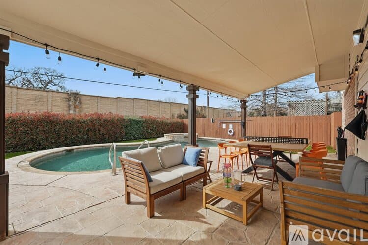 Flower Mound House: 2825 Waverly Rd