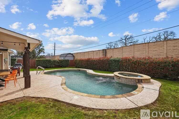 Flower Mound House: 2825 Waverly Rd