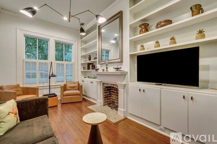 Savannah House: 108 E Harris St