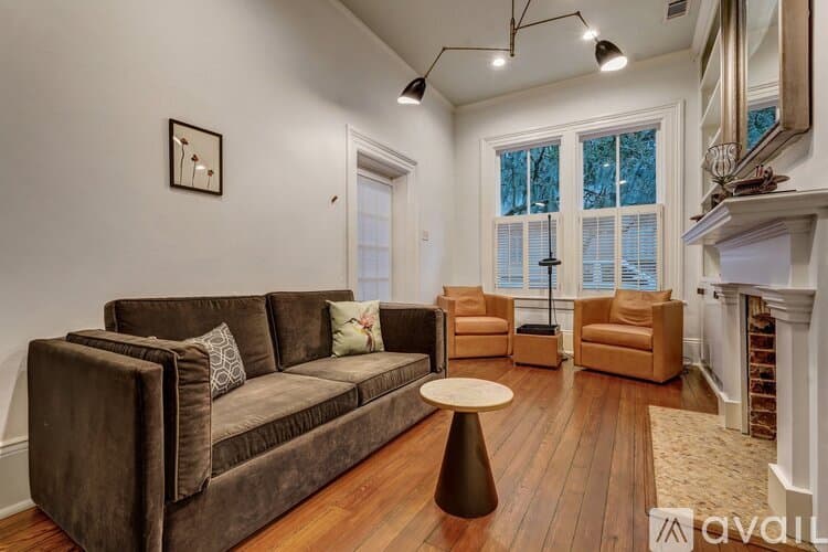 Savannah House: 108 E Harris St