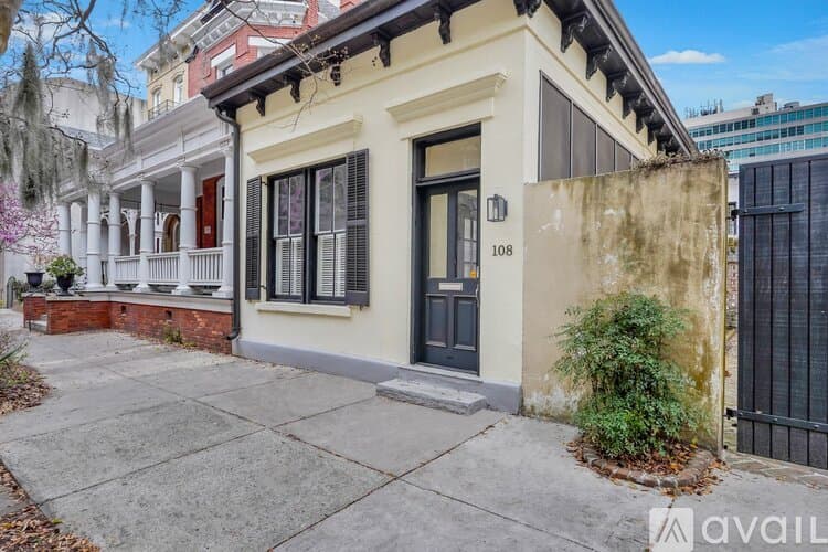 Savannah House: 108 E Harris St