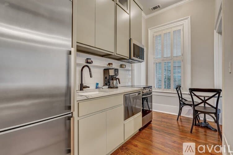 Savannah House: 108 E Harris St