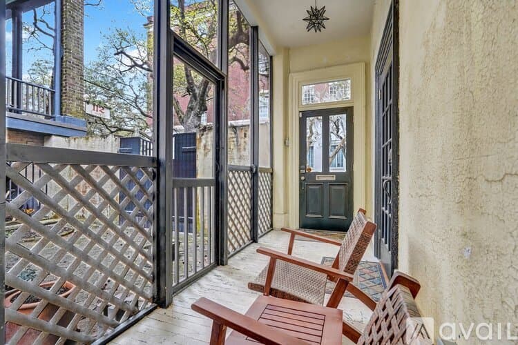 Savannah House: 108 E Harris St