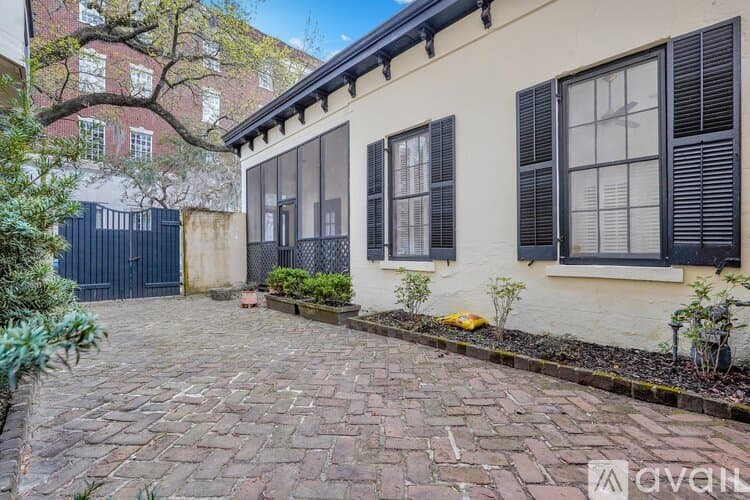 Savannah House: 108 E Harris St