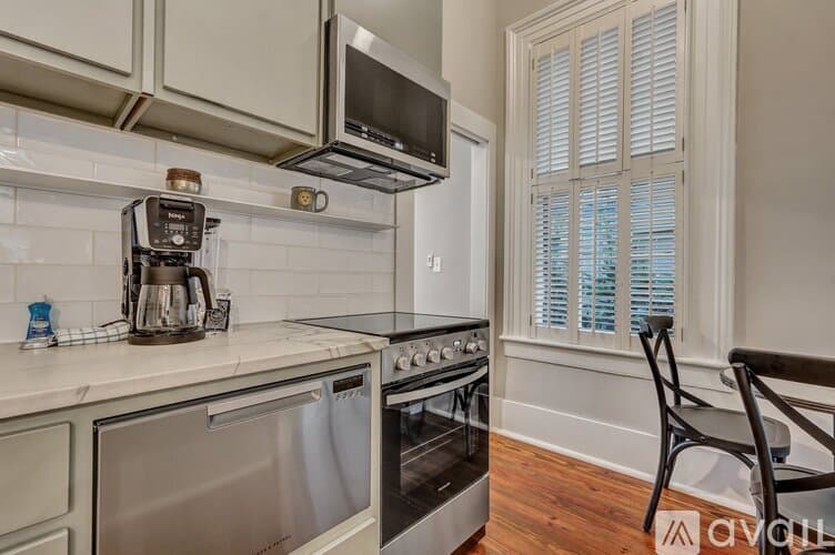 Savannah House: 108 E Harris St