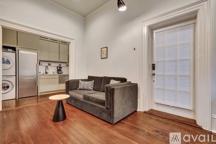 Savannah House: 108 E Harris St