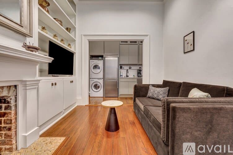 Savannah House: 108 E Harris St