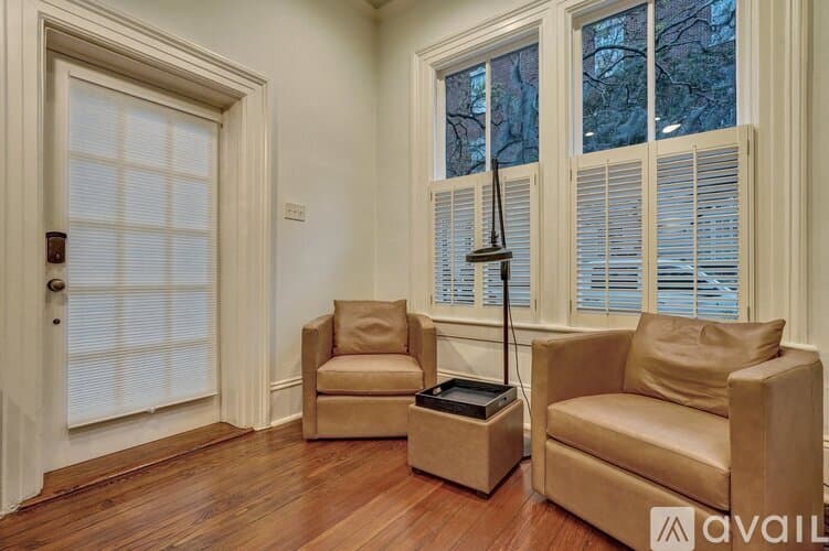 Savannah House: 108 E Harris St