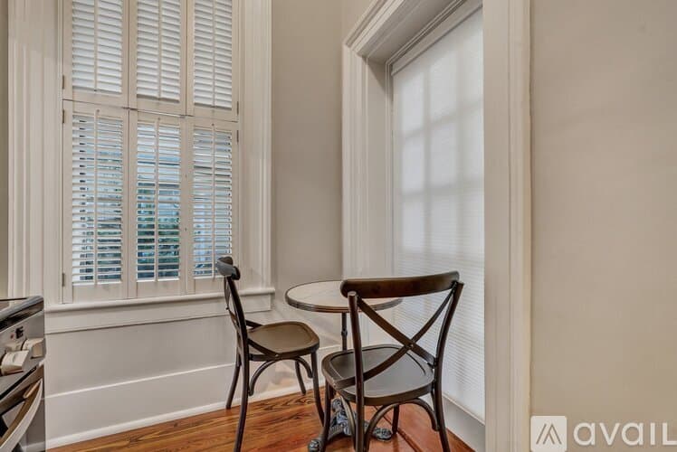 Savannah House: 108 E Harris St