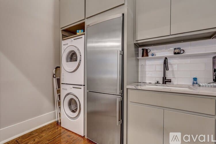 Savannah House: 108 E Harris St