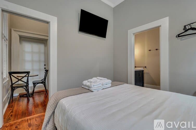 Savannah House: 108 E Harris St