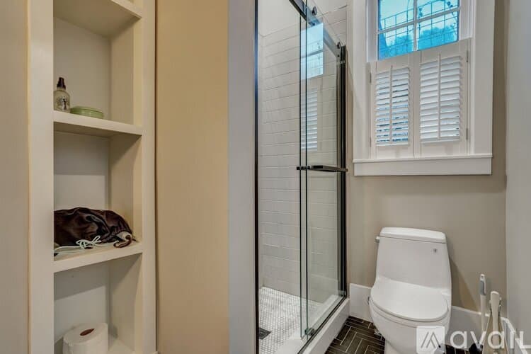 Savannah House: 108 E Harris St