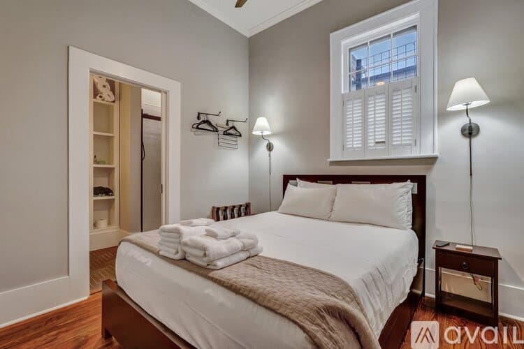 Savannah House: 108 E Harris St