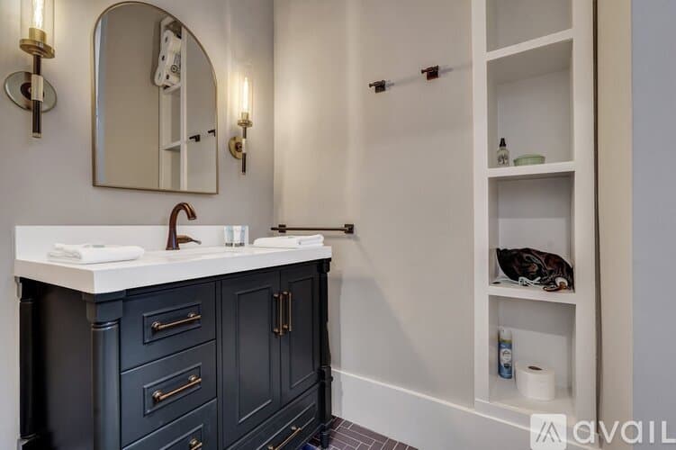 Savannah House: 108 E Harris St