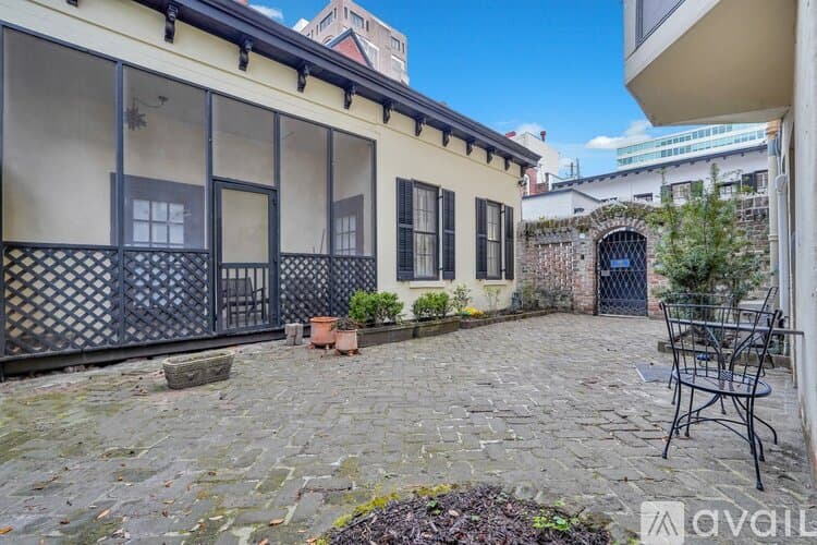 Savannah House: 108 E Harris St