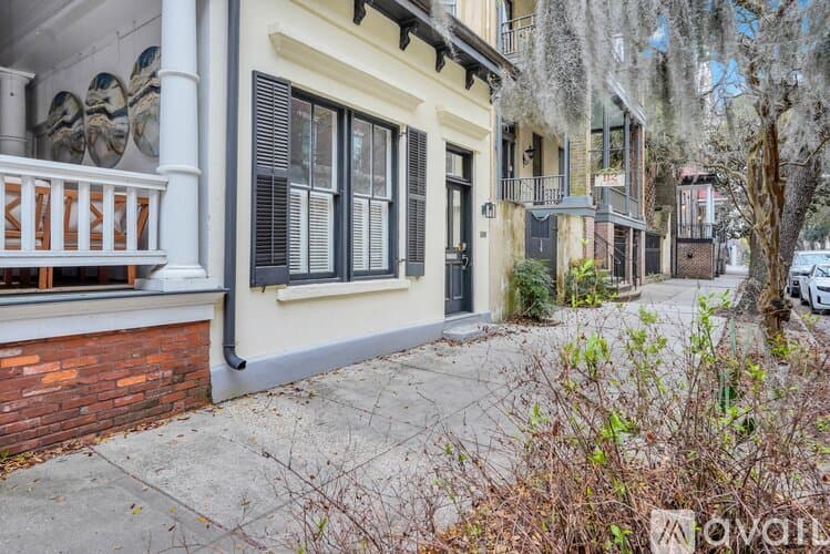 Savannah House: 108 E Harris St