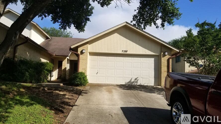 Live Oak Townhome: 7235 Rimwood St