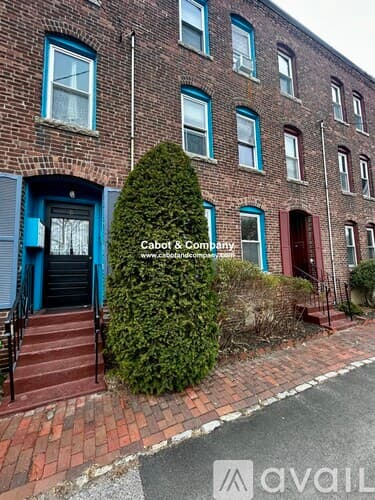 Boston Apartment: 8 Mead St