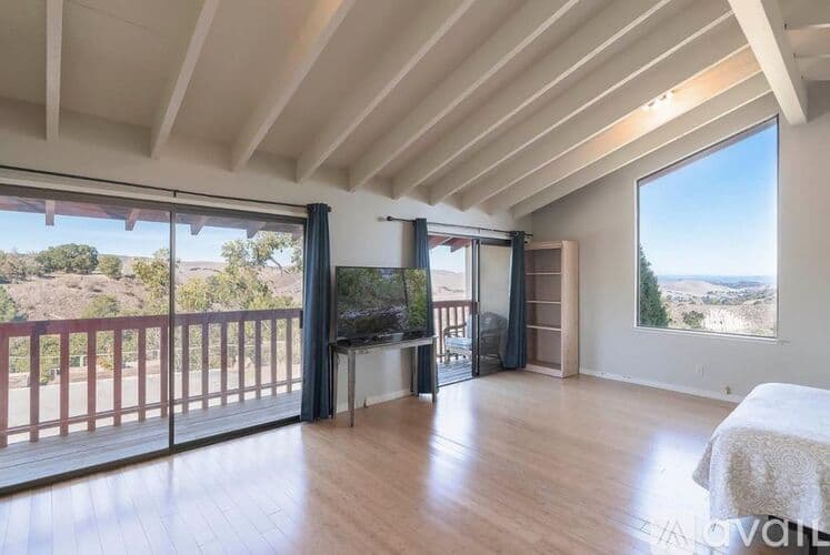 Salinas House: 24345 Paseo Privado