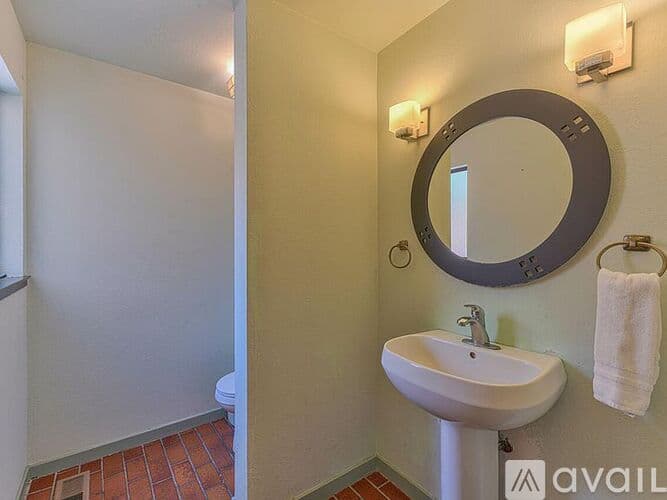 Salinas House: 24345 Paseo Privado