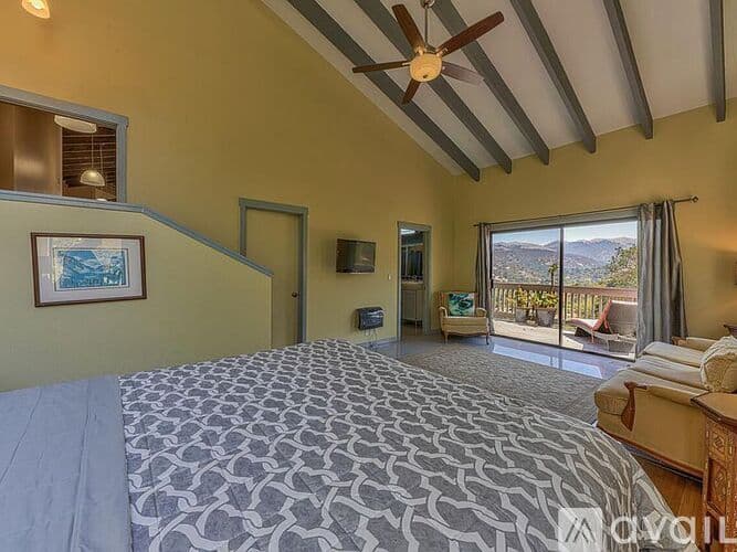 Salinas House: 24345 Paseo Privado