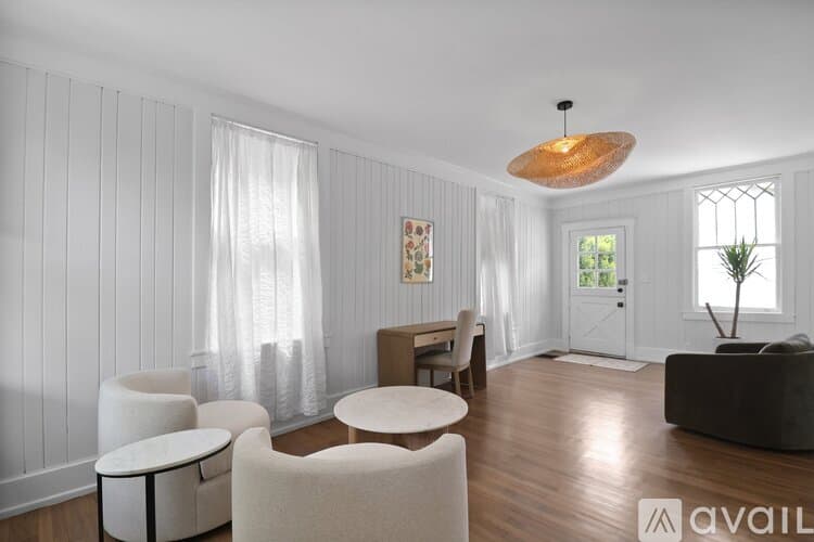 Savannah House: 209 E 45th St