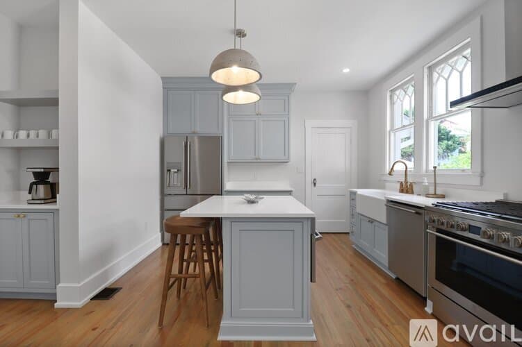 Savannah House: 209 E 45th St