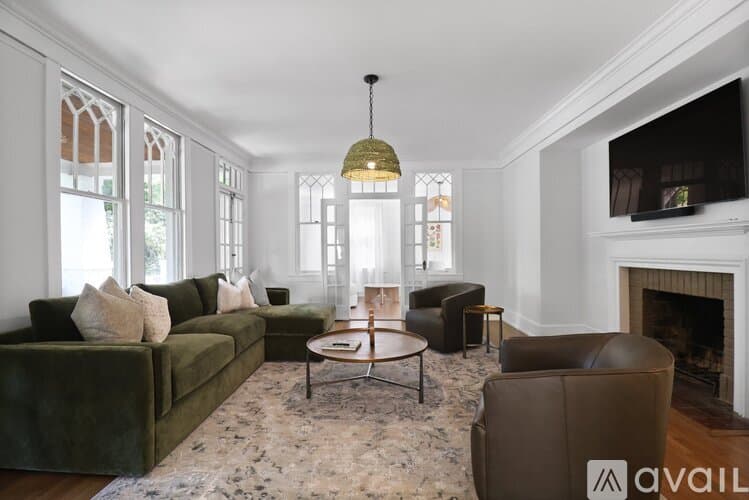 Savannah House: 209 E 45th St