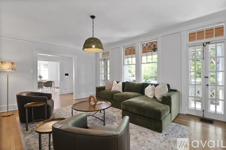Savannah House: 209 E 45th St