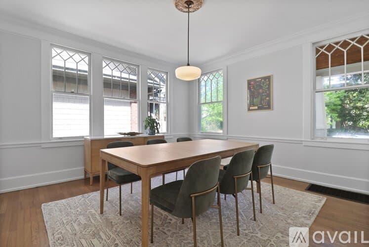 Savannah House: 209 E 45th St