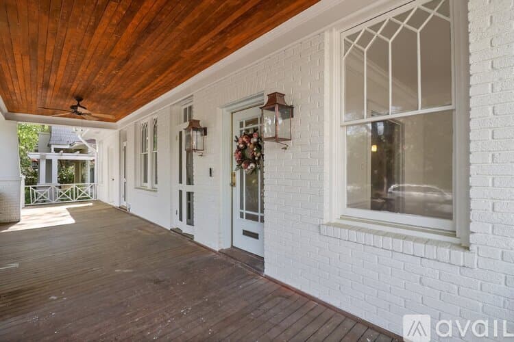 Savannah House: 209 E 45th St