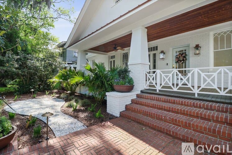 Savannah House: 209 E 45th St