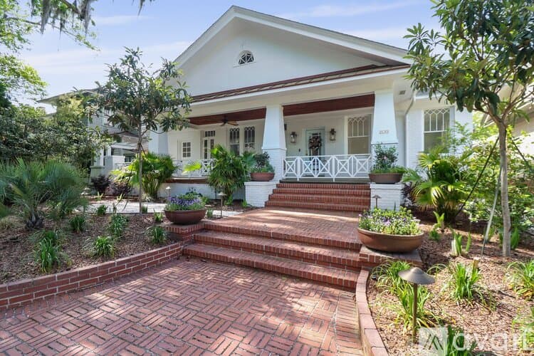 Savannah House: 209 E 45th St