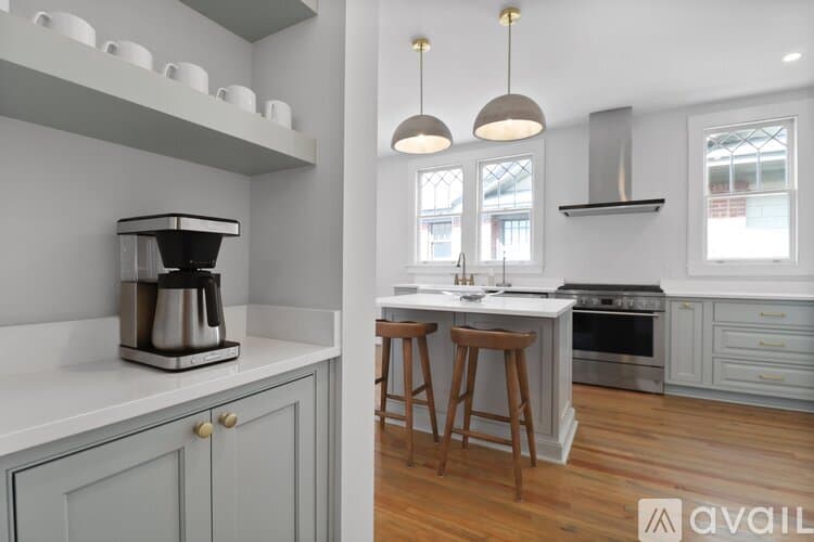 Savannah House: 209 E 45th St