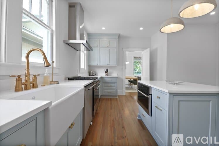 Savannah House: 209 E 45th St