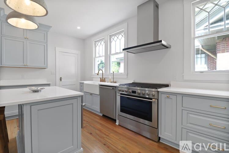Savannah House: 209 E 45th St
