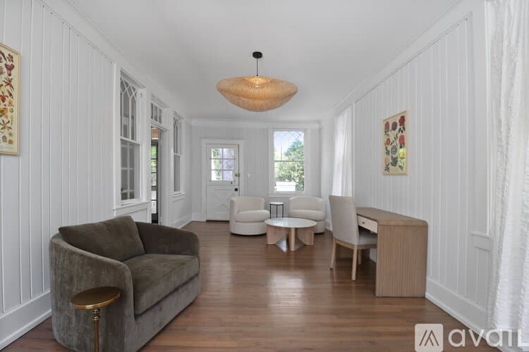 Savannah House: 209 E 45th St