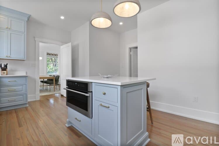Savannah House: 209 E 45th St
