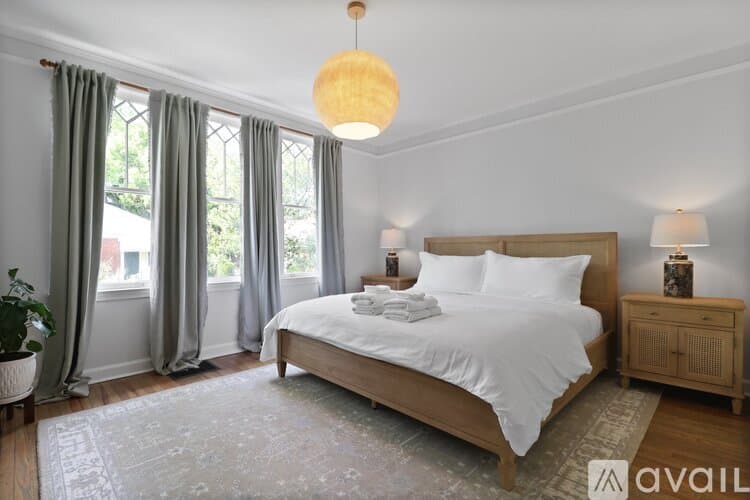 Savannah House: 209 E 45th St