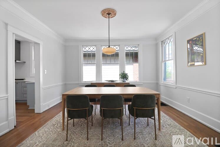 Savannah House: 209 E 45th St