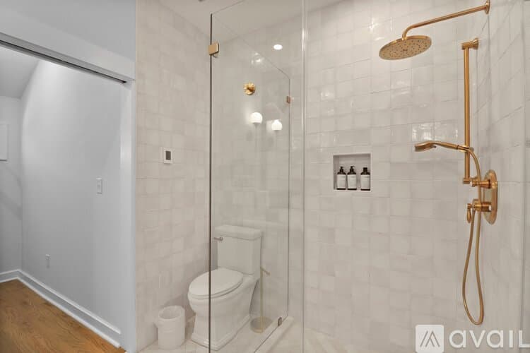 Savannah House: 209 E 45th St
