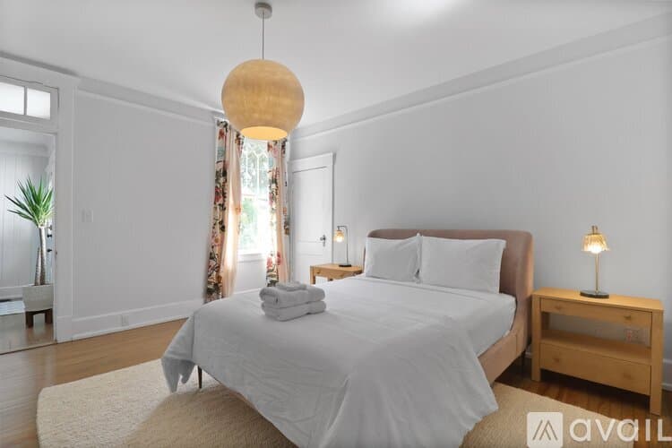 Savannah House: 209 E 45th St